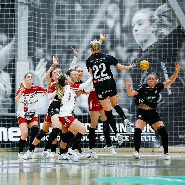 📸🐯

Den er stadig hård i dag, men endnu engang tak København for den flotte opbakning 🔥

📸 @daneugenphotography 

#kbhbolddk #hovedstadenshåndboldhold #hovedstadensstærkeste #handball