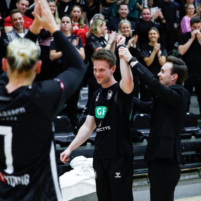 🐯🇩🇰

Fødselaren blev naturligvis fejret ovenpå sejren 🥳

📸 @daneugenphotography 

#kbhbolddk #hovedstadenshåndboldhold #hovedstadensstærkeste #handball