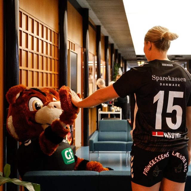 🎄🐯👸🏼

De nye shorts blev luftet med en tur om juletræet i Kildeskovshallen, hvor der også lå et par nye shorts under juletræet til Nala 🐯

𝘗𝘩𝘰𝘵𝘰 © 𝘋𝘢𝘯 𝘌𝘶𝘨𝘦𝘯 𝘗𝘩𝘰𝘵𝘰𝘨𝘳𝘢𝘱𝘩𝘺 

#kbhbolddk #hovedstadenshåndboldhold #hovedstadensstærkeste #handball