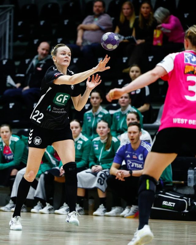 2️⃣2️⃣🔥

Stine Jørgensen viste for alvor i lørdags hun er på vej tilbage i storform!

🥅 5 mål
🅰️ 6 assist
🤾🏼‍♀️ 4,00 MEP

𝘗𝘩𝘰𝘵𝘰 © 𝘋𝘢𝘯 𝘌𝘶𝘨𝘦𝘯 𝘗𝘩𝘰𝘵𝘰𝘨𝘳𝘢𝘱𝘩𝘺 

#kbhbolddk #hovedstadenshåndboldhold #hovedstadensstærkeste #handball