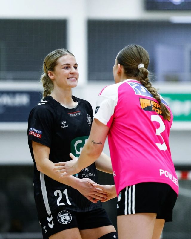 🤝🐯

Man kan godt forstå hvis man får lyst til, at trykke Kindberg i hånden. Hun fører nemlig Kvindeligaens assist-liste og runder snart 100 assist, hvor hun pt. står noteret for 99 af slagsen 🔥

𝘗𝘩𝘰𝘵𝘰 © 𝘋𝘢𝘯 𝘌𝘶𝘨𝘦𝘯 𝘗𝘩𝘰𝘵𝘰𝘨𝘳𝘢𝘱𝘩𝘺 

#kbhbolddk #hovedstadenshåndboldhold #hovedstadensstærkeste #handball