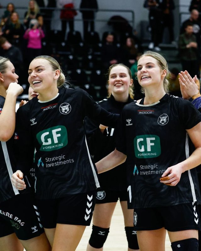 🐯🇩🇰🥳

De her to var i går med, da det danske landshold endelig fik skovlen under Norge! 

Det var samtidig debut til Emilie Ytting i den rød/hvide trøje 🇩🇰🤩

𝘗𝘩𝘰𝘵𝘰 © 𝘋𝘢𝘯 𝘌𝘶𝘨𝘦𝘯 𝘗𝘩𝘰𝘵𝘰𝘨𝘳𝘢𝘱𝘩𝘺 

#kbhbolddk #hovedstadenshåndboldhold #hovedstadensstærkeste #handball