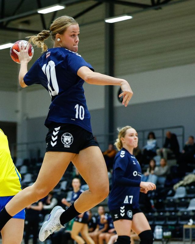 Debutant 🐯

Ellen Weber fra vores KBH Talent U19 hold, fik i går hendes debut, da hun kom ind i de sidste minutter af kampen. 

Stort tillykke med debuten Ellen 🥳

𝘗𝘩𝘰𝘵𝘰 © 𝘋𝘢𝘯 𝘌𝘶𝘨𝘦𝘯 𝘗𝘩𝘰𝘵𝘰𝘨𝘳𝘢𝘱𝘩𝘺 

#kbhbolddk #hovedstadenshåndboldhold #hovedstadensstærkeste #handball
