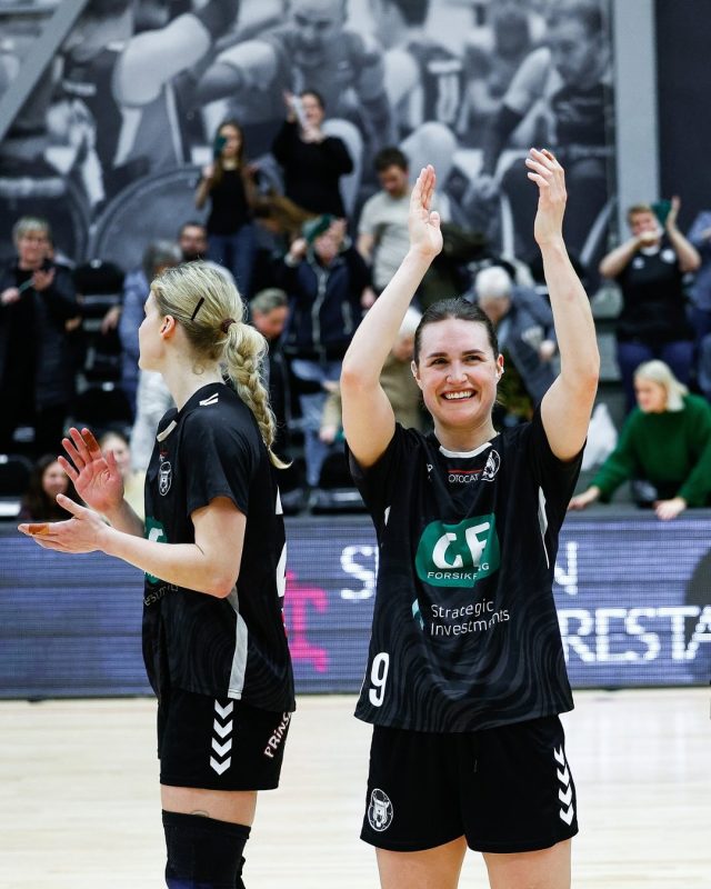 𝑻𝒊𝒈𝒆𝒓𝒉𝒖𝒍𝒆𝒏 🐯🔥

Sikken en kamp i fredags! 💥 Med en overbevisende 42-32 sejr over EH Aalborg viste vi endnu en gang, hvorfor TIGERHUEN er et fort! 💪🏼 

Tak for den vilde opbakning – sammen er vi hovedstadens stærkeste! 

𝘗𝘩𝘰𝘵𝘰 © 𝘋𝘢𝘯 𝘌𝘶𝘨𝘦𝘯 𝘗𝘩𝘰𝘵𝘰𝘨𝘳𝘢𝘱𝘩𝘺 

#kbhbolddk #hovedstadenshåndboldhold #hovedstadensstærkeste #handball