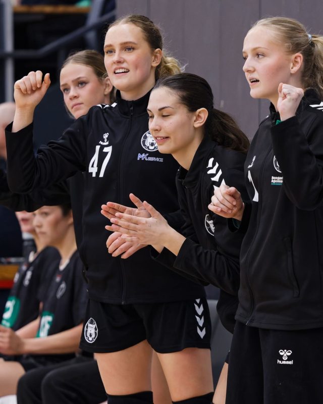 𝑻𝒂𝒍𝒆𝒏𝒕 𝒉𝒋æ𝒍𝒑 🌟

En skadesramt trup betød i går, at vi havde hele 5 spillere med fra Kbh Talent. 

Det var første gang Emma Bogavac og Cecilie Randropp var med i liga-truppen 🐯

𝘗𝘩𝘰𝘵𝘰 © @hsnlau 

#kbhbolddk #hovedstadenshåndboldhold #hovedstadensstærkeste #handball