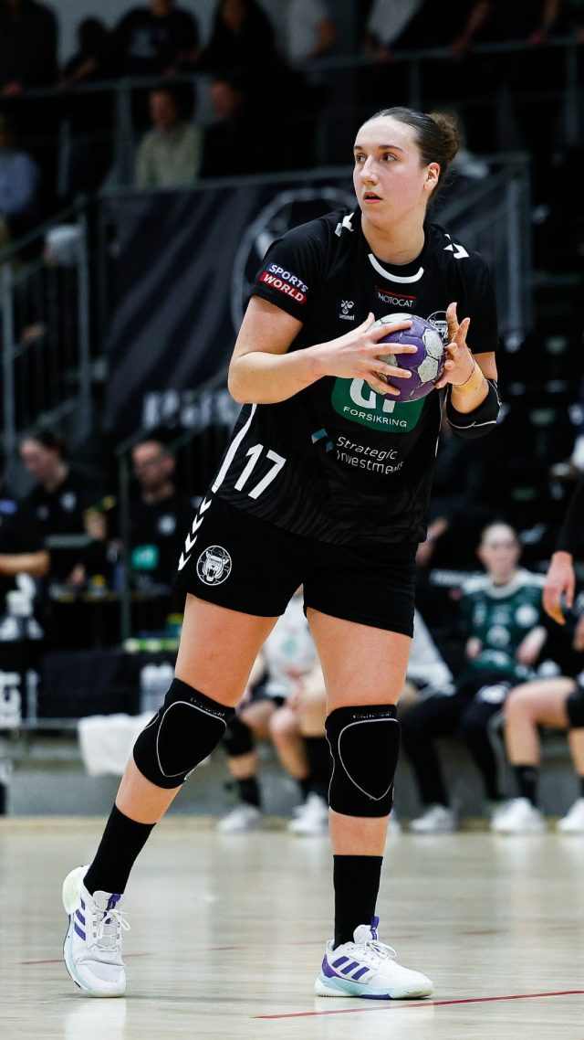 🤾📏

Ved spillerne egentlig hvor langt 7 meter er? 

De 7 meter er relevant for en håndboldspiller at kende, da det er den afstand der er på et straffekast i håndbold.

#kbhbolddk #hovedstadenshåndboldhold #hovedstadensstærkeste #handball
