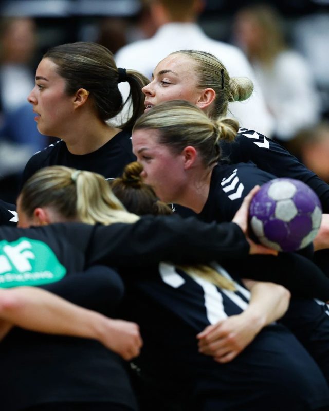 Husk den sorte trøje 🐯⚫️

Frb. Hallen er bare flottest, når vi står side ved side og bærer den sorte trøje! 

𝘗𝘩𝘰𝘵𝘰 © 𝘋𝘢𝘯 𝘌𝘶𝘨𝘦𝘯 𝘗𝘩𝘰𝘵𝘰𝘨𝘳𝘢𝘱𝘩𝘺 

#kbhbolddk #hovedstadenshåndboldhold #hovedstadensstærkeste #handball