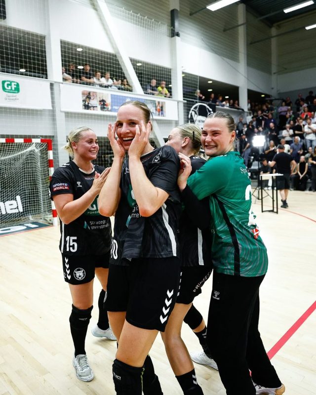 🖼️ der fortæller mere end 1000 ord! 

Dagen derpå er det stadig ikke helt gået op for os, at vi skal spille DM-semifinale!

Af hjertet tusind tak for opbakningen i går 🖤

𝘗𝘩𝘰𝘵𝘰 © 𝘋𝘢𝘯 𝘌𝘶𝘨𝘦𝘯 𝘗𝘩𝘰𝘵𝘰𝘨𝘳𝘢𝘱𝘩𝘺 

#kbhbolddk #hovedstadenshåndboldhold #hovedstadensstærkeste #handball