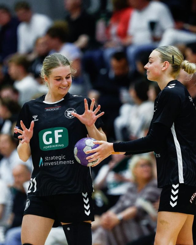 𝑺𝒆𝒎𝒊𝒇𝒊𝒏𝒂𝒍𝒆 𝒇ø𝒍𝒆𝒍𝒔𝒆𝒏

Følelsen når man vågner op mandag morgen og der venter klubbens første semifinale i 6 år 😏😎 

𝘗𝘩𝘰𝘵𝘰 © 𝘋𝘢𝘯 𝘌𝘶𝘨𝘦𝘯 𝘗𝘩𝘰𝘵𝘰𝘨𝘳𝘢𝘱𝘩𝘺 

#kbhbolddk #hovedstadenshåndboldhold #hovedstadensstærkeste #handball