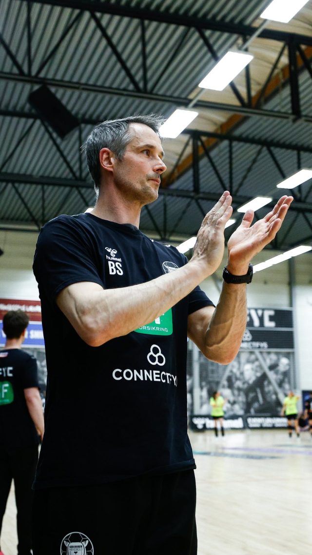 𝑶𝑷𝑻𝑨𝑲𝑻 

Så er der dømt DM-semifinale i morgen! Vi varmer op til kampen med at quizze spillerne omkring cheftræneren meritter 😎

Hvis du skal nå at få en billet, skal du være hurtig på kbhbold.dk 🎟️

#kbhbolddk #hovedstadenshåndboldhold #hovedstadensstærkeste #handball