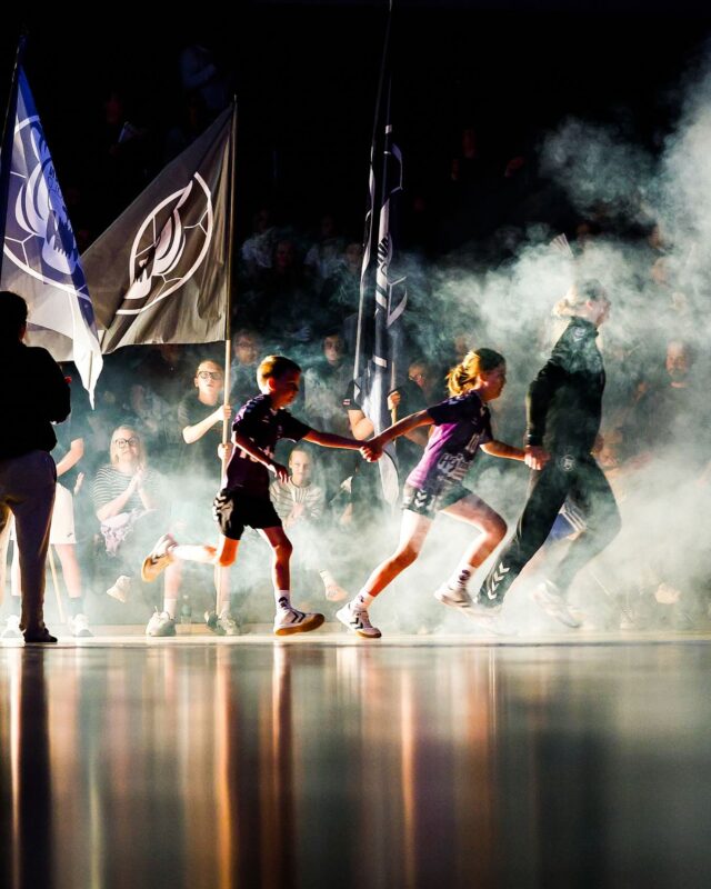𝑬𝒏 𝒔𝒊𝒅𝒔𝒕𝒆 𝒅𝒂𝒏𝒔

På søndag løber vi på banen i Tigerhulen for sidste gang i denne sæson, og det kan være med muligheden for en 🥉

Så iklæd jer den sorte trøje, hvor det også er dagen vi skal tage afsked med de folk som stopper i klubben til sommer. 

Ta’ din bedste ven i hånden og køb billet til bronze kampen nu på søndag via vores hjemmeside 🎟️

𝘗𝘩𝘰𝘵𝘰 © 𝘋𝘢𝘯 𝘌𝘶𝘨𝘦𝘯 𝘗𝘩𝘰𝘵𝘰𝘨𝘳𝘢𝘱𝘩𝘺 

#kbhbolddk #hovedstadenshåndboldhold #hovedstadensstærkeste #handball
